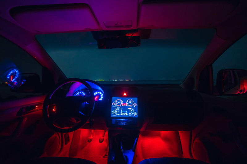dodatkowe oswietlenie kabiny samochodu podloga